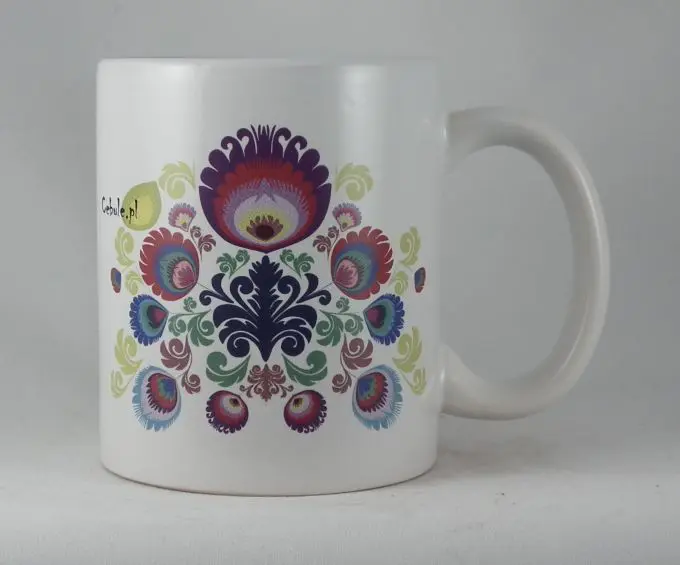 Stampa CMYK. Effetto del colore non accurato sulla tazza.