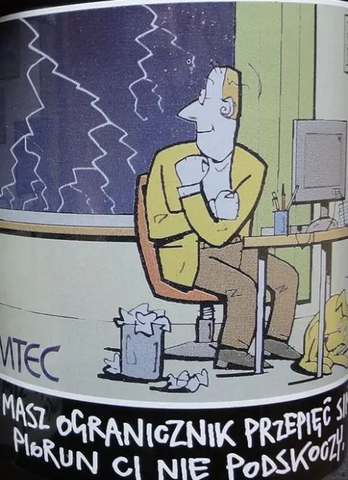 Stampa CMYK su tazza nera. I colori sono grigi e non vivi.